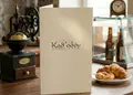 Κατάλογος café με απαλά καφέ και κρεμ χρώματα, οργανωμένη διάταξη περιεχομένου και εικόνες φαγητών.