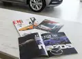 Περιοδικά αυτοκίνησης με Mazda διαφήμιση σε φυσικό περιβάλλον