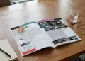Περιοδικό με ζωντανές φωτογραφίες και κείμενο, ρεαλιστικά σκηνικά
