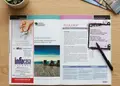 Ανοιχτό περιοδικό σε γραφείο, με καλοκαιρινή θεματολογία.