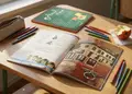 Τρία περιοδικά 'School Time' με διαφορετικές γωνίες και ανοιχτές σελίδες