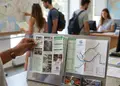 Διαφημιστικό πολύπτυχο έντυπο σε ζωντανά χρώματα, επαγγελματική διάταξη με γραφικά, προσαρμοσμένο λογότυπο.