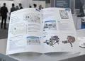 Διαφημιστικό πολύπτυχο με απαλή χρωματική παλέτα σε μπλε και κίτρινο, ελκυστικά γραφικά προϊόντων.