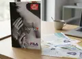 Πολύπτυχο διαφημιστικό έντυπο με ζωντανά χρώματα και δυναμικά γραφικά, ιδανικό για προωθήσεις προϊόντων.