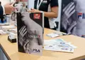 Πολύπτυχο διαφημιστικό έντυπο με ζωντανά χρώματα και δυναμικά γραφικά, ιδανικό για προωθήσεις προϊόντων.