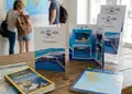 Πολύπτυχη διαφημιστική μπροσούρα με ζωντανά χρώματα και καθαρές γραμμές, ιδανική για προωθητικά έντυπα.