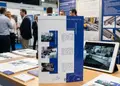 Μπροσούρα με δίπτυχο σχέδιο σε έντονα χρώματα, ιδανική για παρουσιάσεις προϊόντων και προσαρμόσιμη με λογότυπο.