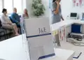 Διαφημιστικό πολύπτυχο έντυπο με φωτεινά χρώματα και ευδιάκριτα γραφικά, ιδανικό για προώθηση προϊόντων.