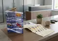 Πολύπτυχο διαφημιστικό έντυπο με ζωντανά χρώματα και γραφικά, προσαρμοσμένο με λογότυπο επιχείρησης.