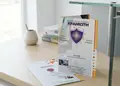 Διαφημιστική μπροσούρα τρίπτυχο με ζωντανά χρώματα σε εκπαιδευτικό περιβάλλον