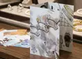 Πολύπτυχο με ζωντανά χρώματα και μοντέρνο σχέδιο σε πραγματικό περιβάλλον.