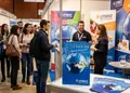 Διαφημιστικό τρίπτυχο έντυπο με ζωντανά χρώματα και επαγγελματικό σχεδιασμό, ιδανικό για προώθηση προϊόντων και υπηρεσιών.