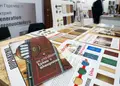 Τρίπτυχο διαφημιστικό έντυπο με μοντέρνα γραφικά και έντονα χρώματα