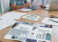 Πολύπτυχο διαφημιστικό έντυπο με ιατρικό θέμα και ζωντανά χρώματα
