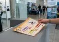 Πολύπτυχο διαφημιστικό έντυπο με δυναμικά γραφικά και φωτεινά χρώματα.