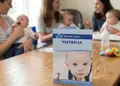Διαφημιστική δίπτυχη μπροσούρα για βρεφικές κρέμες σε ζωντανά χρώματα