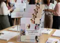 Τρίπτυχη μπροσούρα με ζωντανά χρώματα σε κόκκινο φόντο