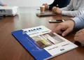 Πολύπτυχο έντυπο με επαγγελματικό σχεδιασμό και ζωντανά χρώματα.