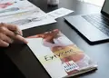 Πολύπτυχο διαφημιστικό έντυπο με φρέσκα χρώματα και κομψή διάταξη