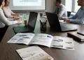 Πολύπτυχο διαφημιστικό έντυπο με κομψό σχεδιασμό και έντονα χρώματα.