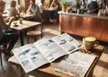 Πολύπτυχο διαφημιστικό έντυπο με κομψό σχεδιασμό και έντονα χρώματα.