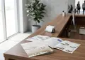 Πολύπτυχο διαφημιστικό έντυπο με κομψό σχεδιασμό και έντονα χρώματα.