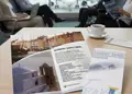 Τρίπτυχη διαφημιστική μπροσούρα με ζωηρά χρώματα και επαγγελματικό σχέδιο.