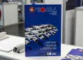 Διαφημιστικό πολύπτυχο έντυπο σε βιομηχανικό πλαίσιο, με ζωντανά χρώματα.