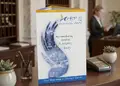 Τρίπτυχο διαφημιστικό έντυπο με ζωντανά γραφικά και λογότυπο.