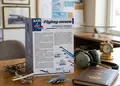 Πολύπτυχο φυλλάδιο με θέμα την αεροπορία σε μπλε φόντο.