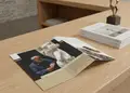 Πολύπτυχο έντυπο με ζωηρά χρώματα και κομψά γραφικά, φωτογραφημένο σε πραγματικό περιβάλλον