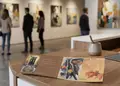 Πολύπτυχο έντυπο με ζωηρά χρώματα και καλλιτεχνικά γραφικά