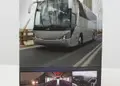 Τρίπτυχο διαφημιστικό έντυπο με ζωντανά γραφικά και λεωφορείο.