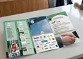 Πολύπτυχη μπροσούρα με έντονα χρώματα για επαγγελματική προώθηση