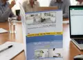 Πολύπτυχο διαφημιστικό έντυπο με ζωντανά χρώματα σε επαγγελματικό περιβάλλον