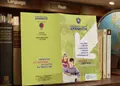 Διαφημιστικό πολύπτυχο έντυπο με ζωντανά χρώματα σε επαγγελματικό περιβάλλον.