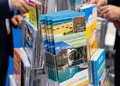 Πολύπτυχη μπροσούρα με ζωντανά χρώματα και εικόνες παραλίας και διαμονής.