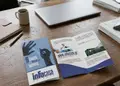 Πολύπτυχη μπροσούρα με ζωντανά χρώματα και γραφικά σε κόκκινο φόντο.