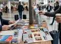 Πολύπτυχο έντυπο με κομψά γραφικά και ζωντανά χρώματα.