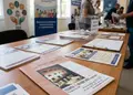 Πολύπτυχο διαφημιστικό έντυπο με ζωντανά χρώματα και οργανωμένη διάταξη