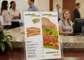 Πολύπτυχο διαφημιστικό φυλλάδιο με σάντουιτς και ζωηρά χρώματα