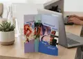 Ζωντανή διαφημιστική μπροσούρα τρίπτυχο σε φυσικό περιβάλλον