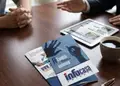 Διαφημιστικό έντυπο με μοντέρνο σχέδιο και ζωντανά χρώματα.