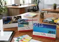 Επαγγελματικό επιτραπέζιο ημερολόγιο 2027 με σπιράλ και έντονα χρώματα.