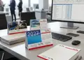 Επαγγελματικό επιτραπέζιο ημερολόγιο 2027 με σπιράλ και έντονα χρώματα.