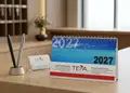 Επιτραπέζιο ημερολόγιο σπιράλ 2027 με ζωηρά χρώματα και κομψά γραφικά