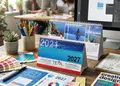 Επιτραπέζιο ημερολόγιο σπιράλ 2027 με ζωηρά χρώματα και κομψά γραφικά