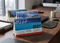 Επιτραπέζιο ημερολόγιο σπιράλ 2027 με ζωηρά χρώματα και κομψά γραφικά