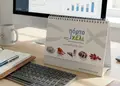 Επιτραπέζιο ημερολόγιο 2027 με ζωντανά χρώματα και κομψό σχεδιασμό.