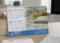 Επιτραπέζιο ημερολόγιο με σπιράλ και εκτύπωση 2027 σε επαγγελματικό χώρο.